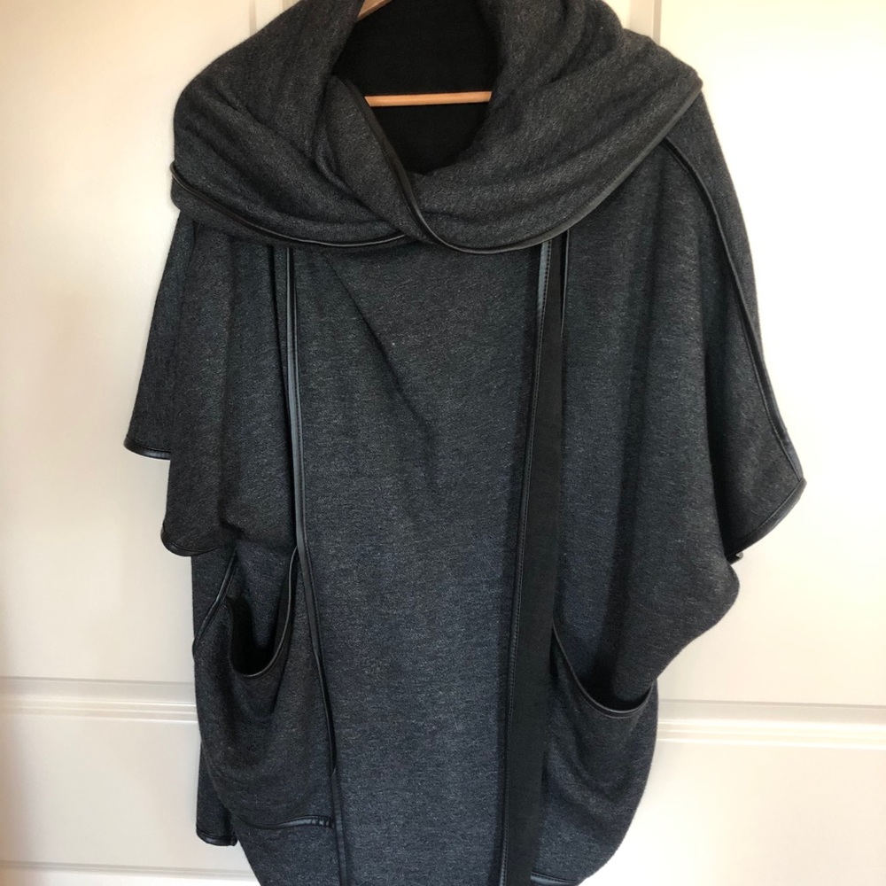 Ladies Sweater/coat - Picture 6 of 8